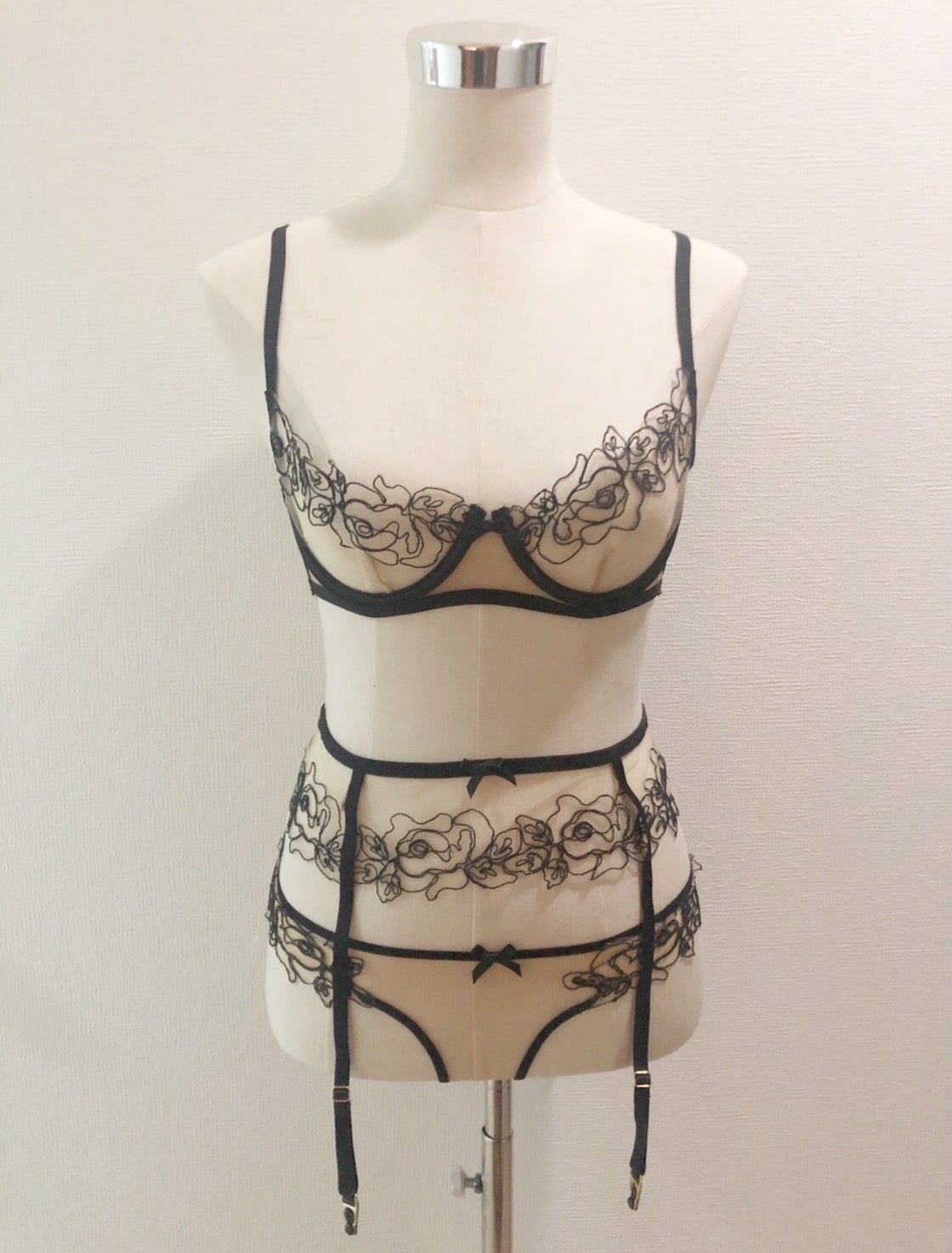 Black Lace Floral Embroidery Suspender*